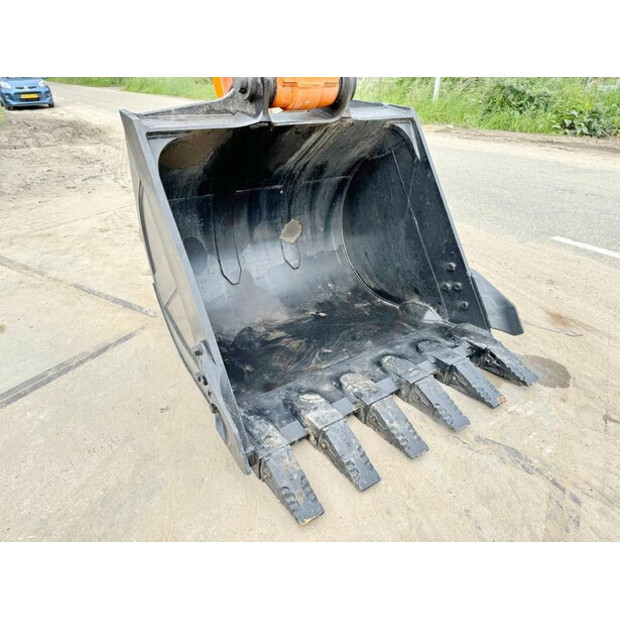2025 Hitachi ZX220LC-5G-42100962