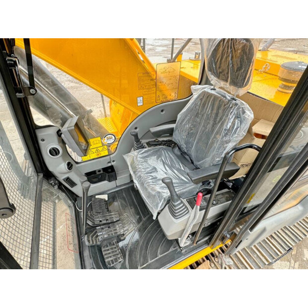 2025 JCB 215LC-42100990