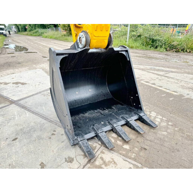 2025 JCB 215LC-42100997
