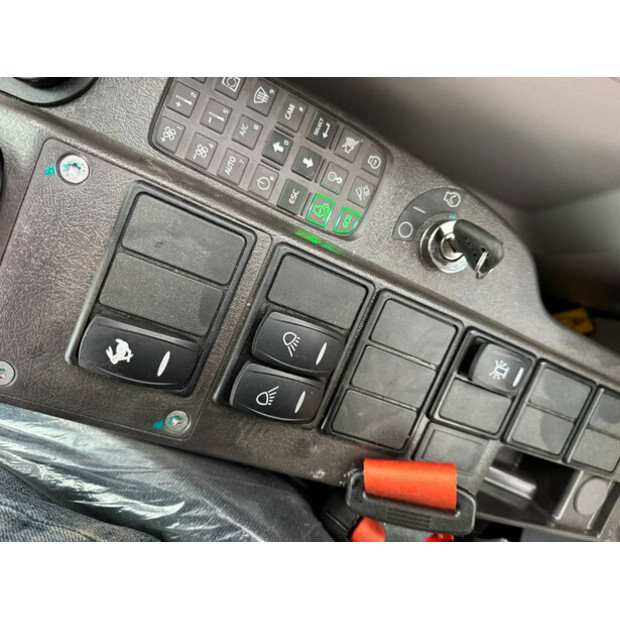 2025 Volvo EC220D-42101177