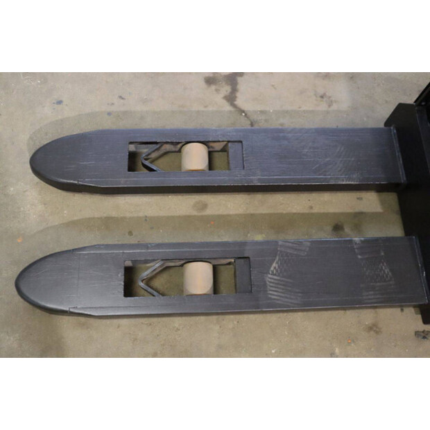 2017 Toyota SWE140-42105058