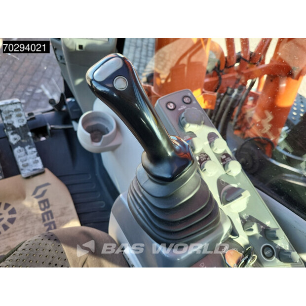 2018 Hitachi ZX300LC-6-42150886