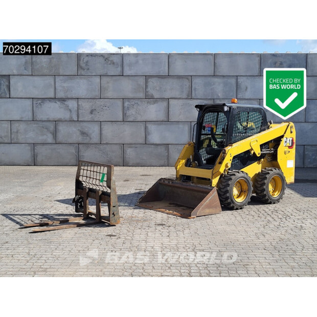 2021 كاتربيلر 226 D3 BUCKET + FORKS-42152531
