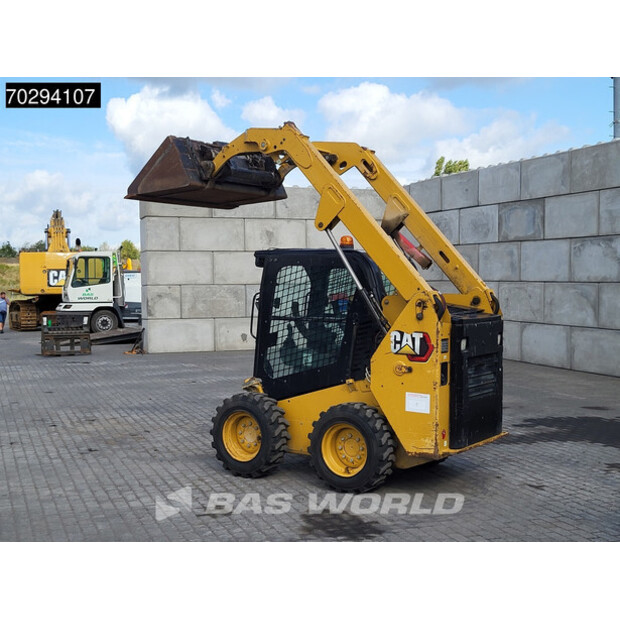 2021 كاتربيلر 226 D3 BUCKET + FORKS-42152535