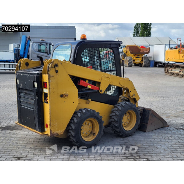 2021 كاتربيلر 226 D3 BUCKET + FORKS-42152538