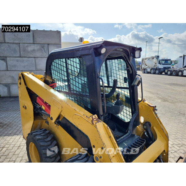 2021 كاتربيلر 226 D3 BUCKET + FORKS-42152539
