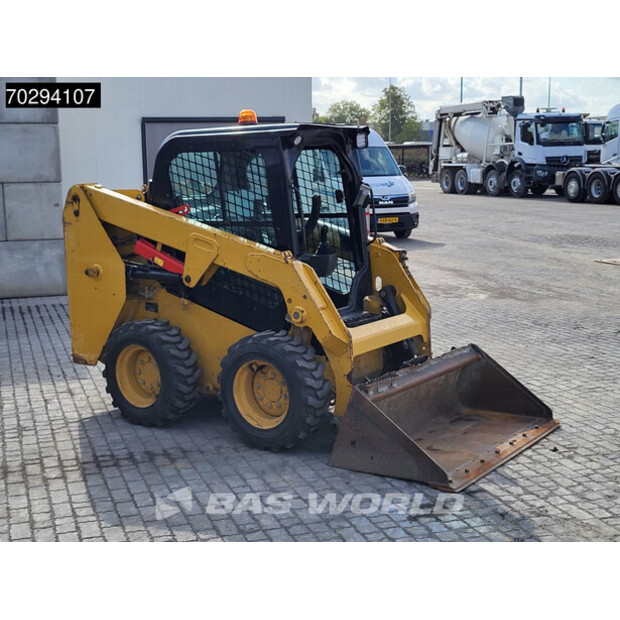 2021 كاتربيلر 226 D3 BUCKET + FORKS-42152540
