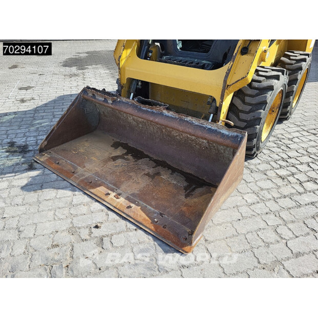 2021 كاتربيلر 226 D3 BUCKET + FORKS-42152542