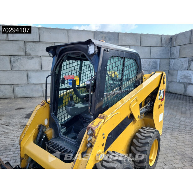2021 كاتربيلر 226 D3 BUCKET + FORKS-42152545