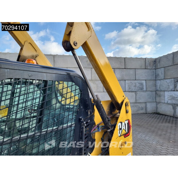 2021 كاتربيلر 226 D3 BUCKET + FORKS-42152546