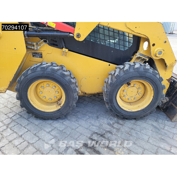 2021 كاتربيلر 226 D3 BUCKET + FORKS-42152550