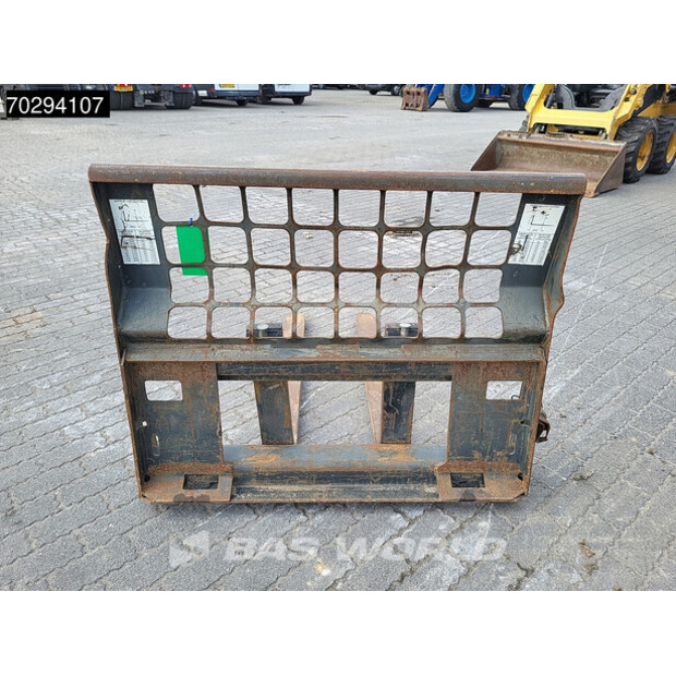 2021 كاتربيلر 226 D3 BUCKET + FORKS-42152556