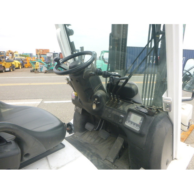 2017 UNICARRIERS FHD30T5-42195045