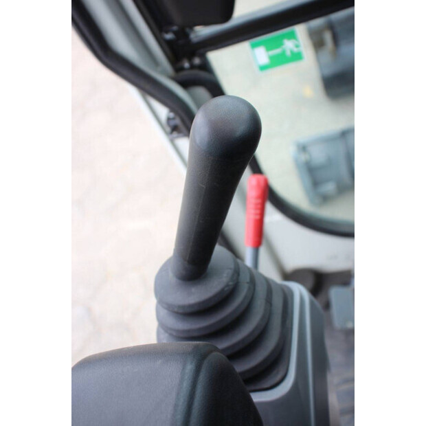 2024 TAKEUCHI TB216-42219503