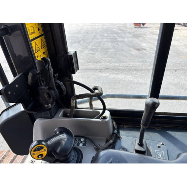 2018 كوماتسو D61EX-24-42225901