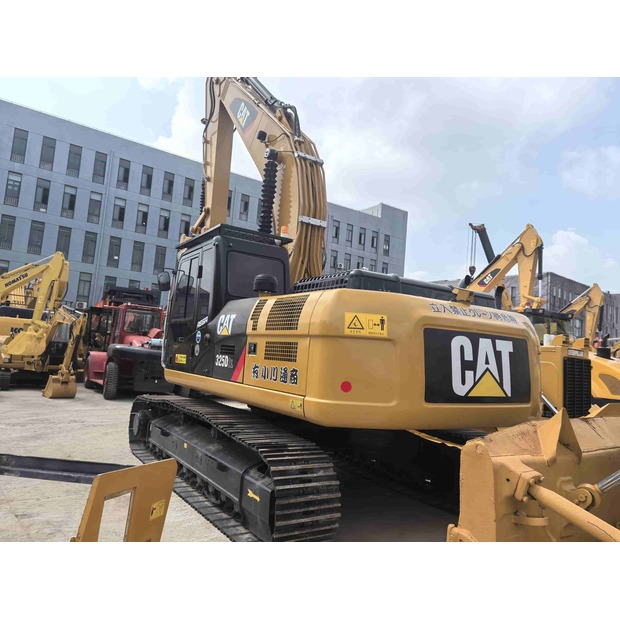 2021 Caterpillar 325D-42227166