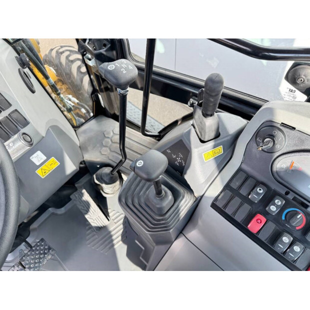 2025 Caterpillar 424-42266027
