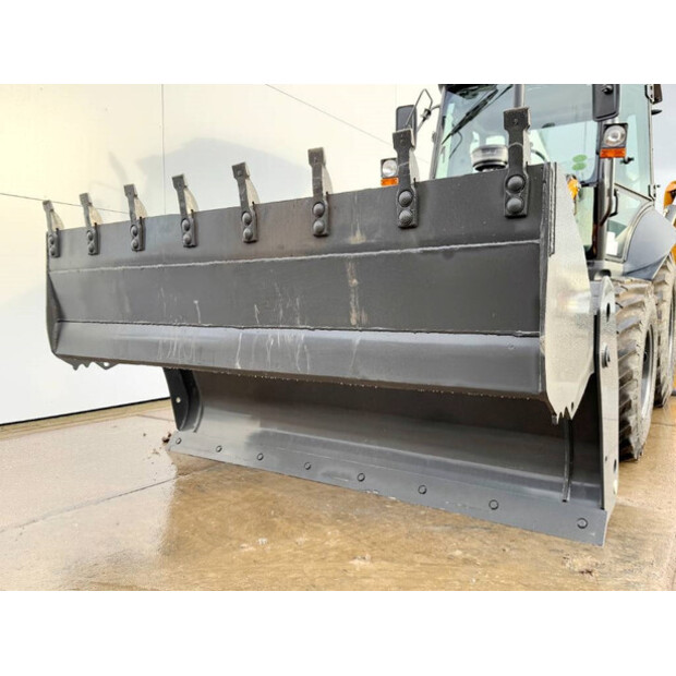 2025 CASE 570SV-42267409