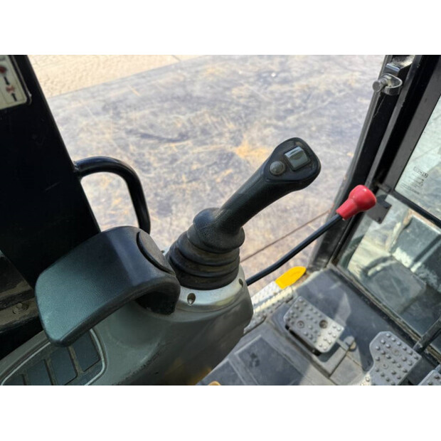 2019 جيه سي بي 86C-1-42273145