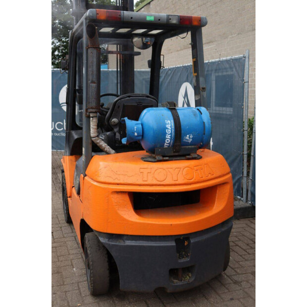 2004 Toyota 42-7FGF25-42321068