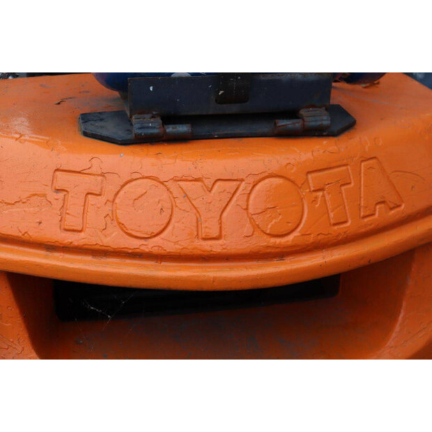 2004 Toyota 42-7FGF25-42321069