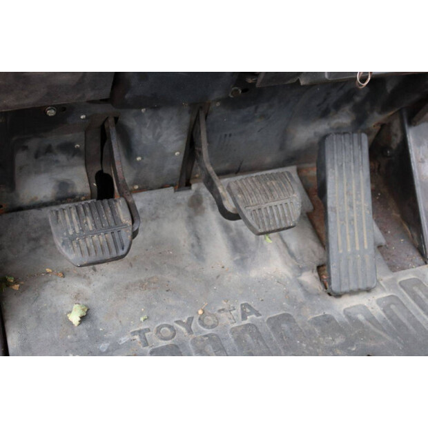 2004 Toyota 42-7FGF25-42321075