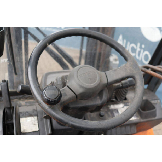 2004 Toyota 42-7FGF25-42321077