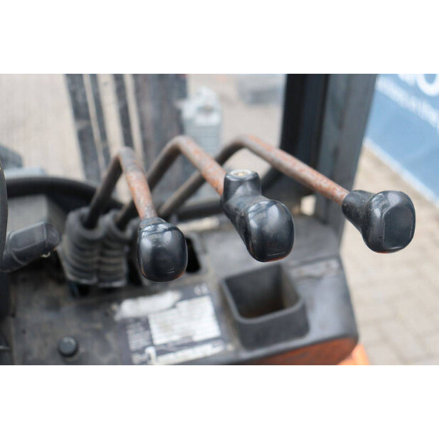 2004 Toyota 42-7FGF25-42321078