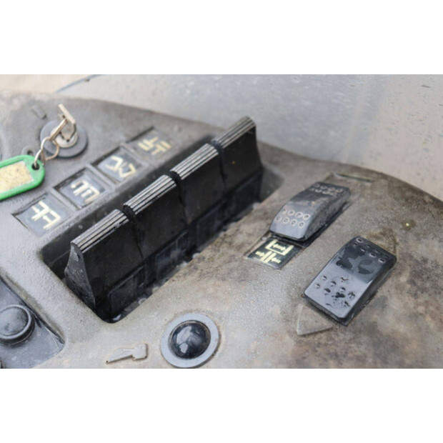 2004 MITSUBISHI RB16KN-42323570