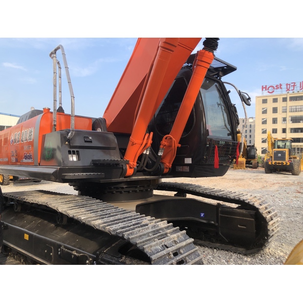 2019 Hitachi 240-42332680