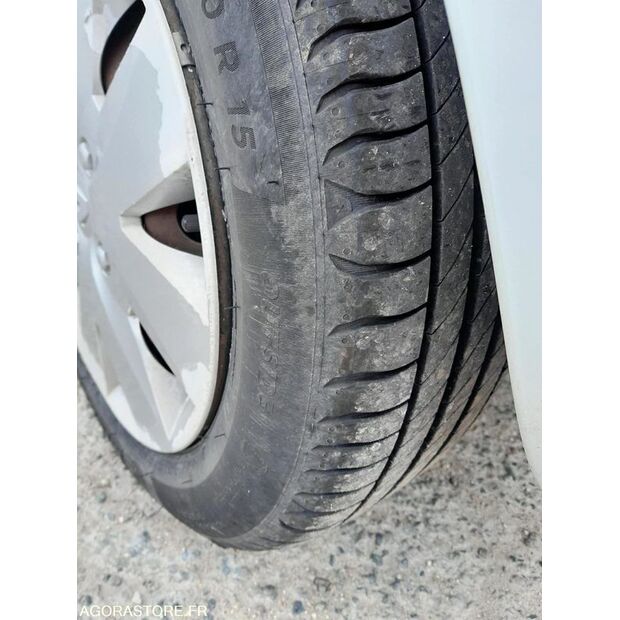 2011 Renault Clio-42370834