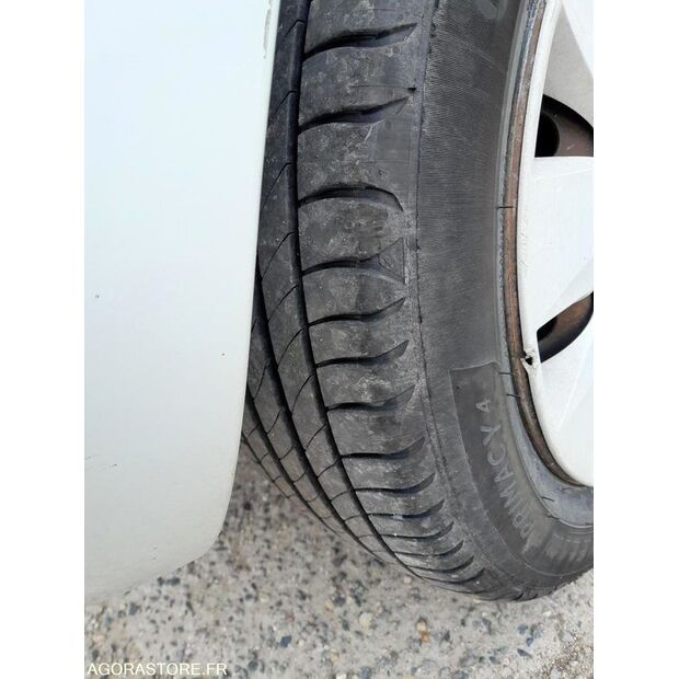 2011 Renault Clio-42370835