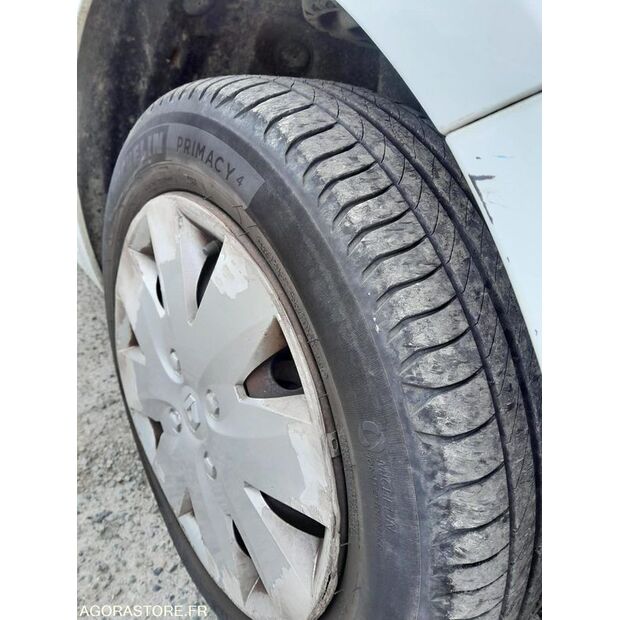 2011 Renault Clio-42370836