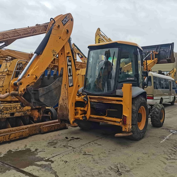 2022 جيه سي بي 3CX-42398105