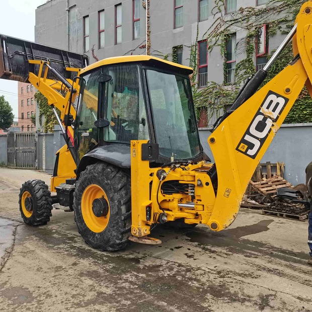 2022 جيه سي بي 3CX-42398116