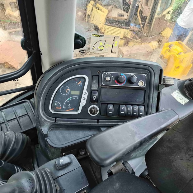 2022 جيه سي بي 3CX-42398118