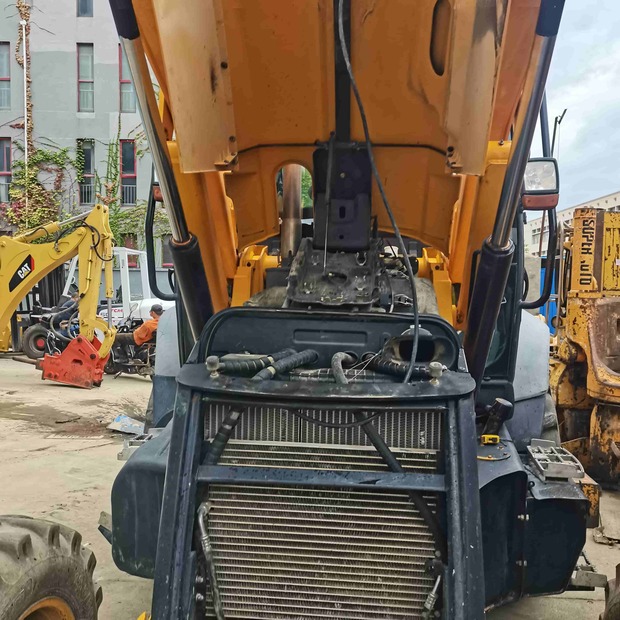 2022 جيه سي بي 3CX-42398119