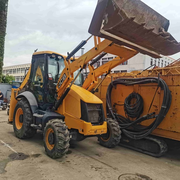 2022 جيه سي بي 3CX-42398128