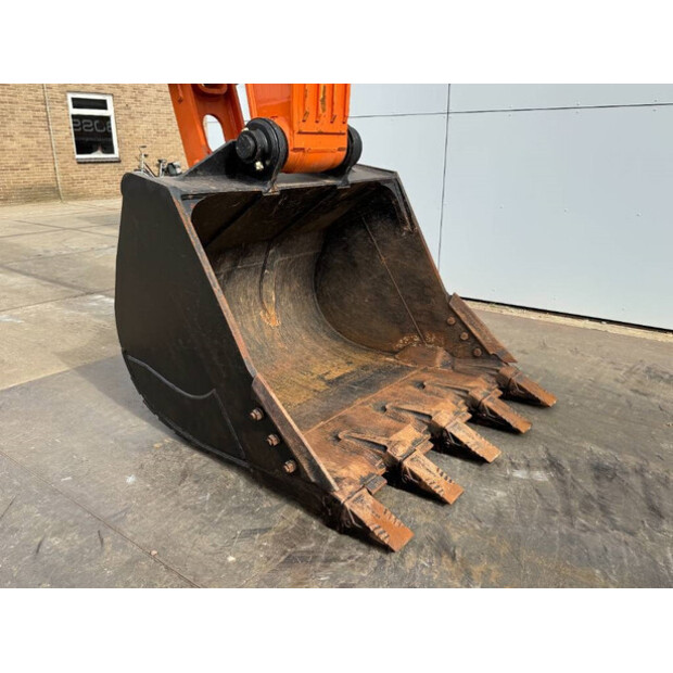 2025 Hitachi ZX70-LCH-42424228