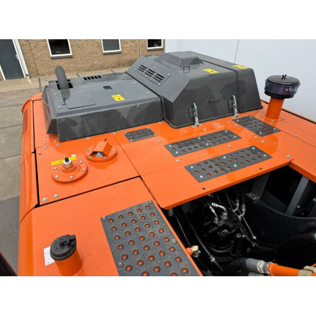 2025 Hitachi ZX70-LCH-42424236