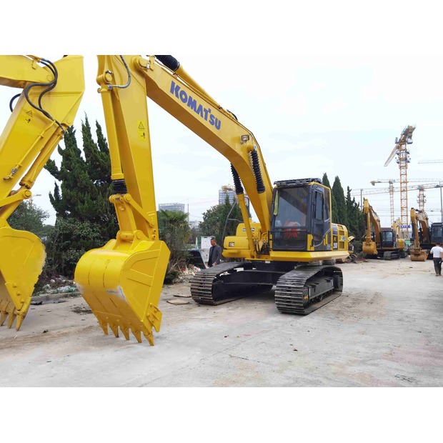 2021 Komatsu PC200-8-42425205