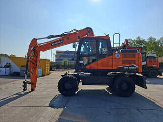 صورة ل حفارات بعجلات 2023 دووسان DX160W-7