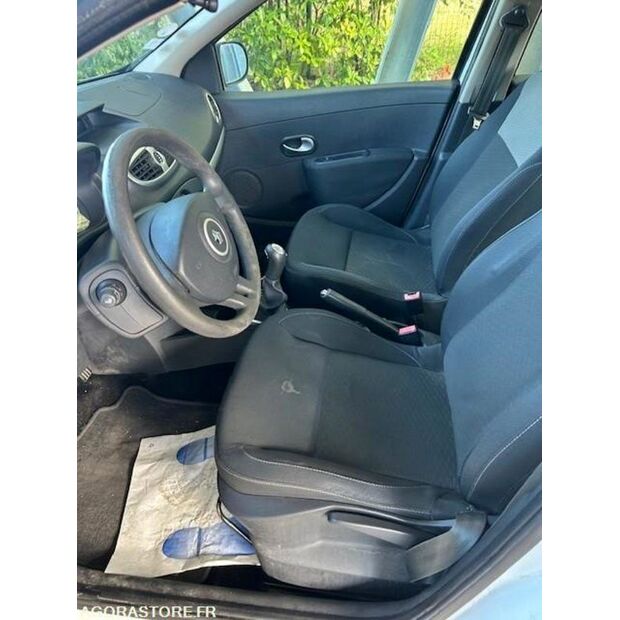 2010 Renault Clio-42487179