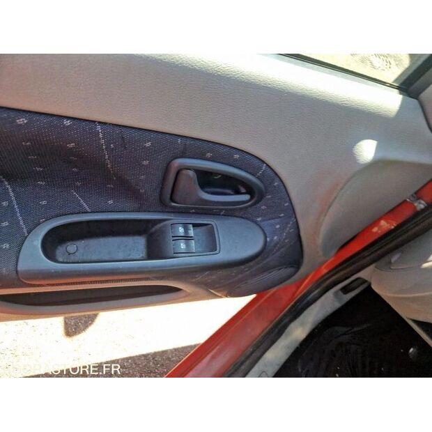 2003 Renault Clio-42489370