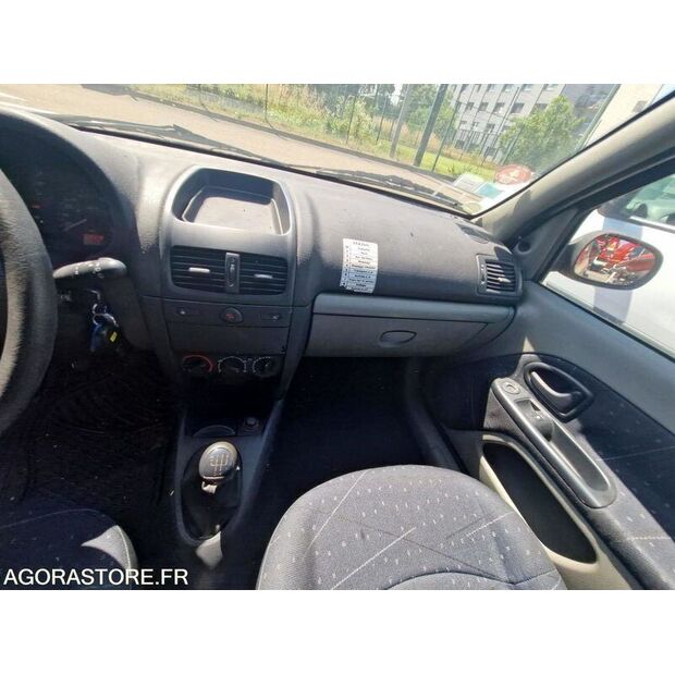 2003 Renault Clio-42489373
