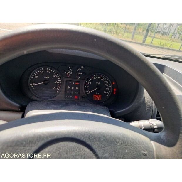 2003 Renault Clio-42489375