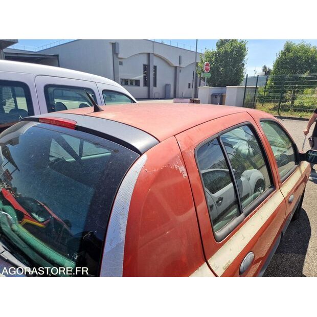 2003 Renault Clio-42489389
