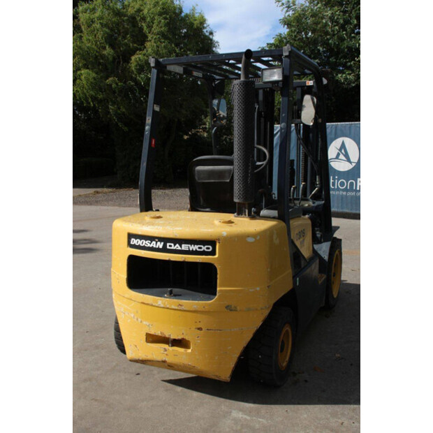 2006 Doosan D30S-3-42490121