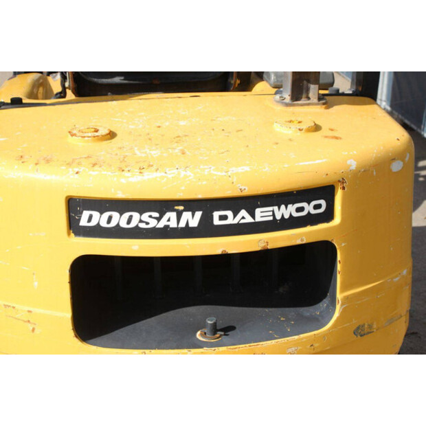 2006 Doosan D30S-3-42490131