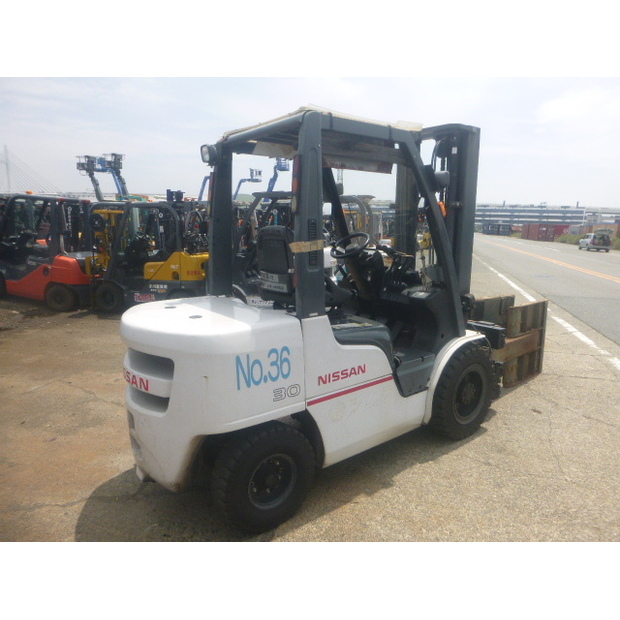2010 نيسان YG1F2A30-42493041